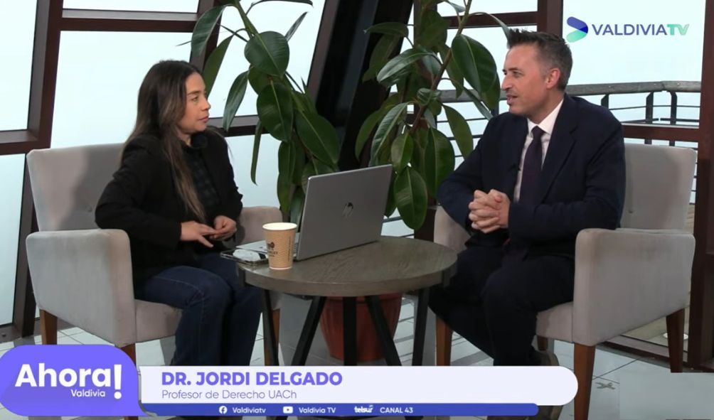 Derecho UACh promueve el lenguaje claro en el ámbito legal en entrevista con Valdivia TV