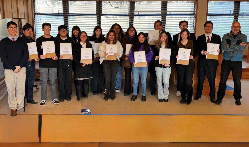 Estudiantes de Derecho son distinguidos por destacado desempeño académico en asignatura de Delitos