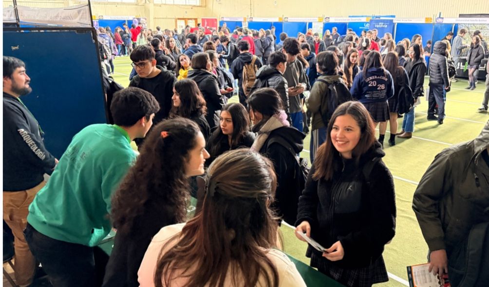Derecho UACh presentó su oferta académica en la Feria de Educación Superior del Windsor School