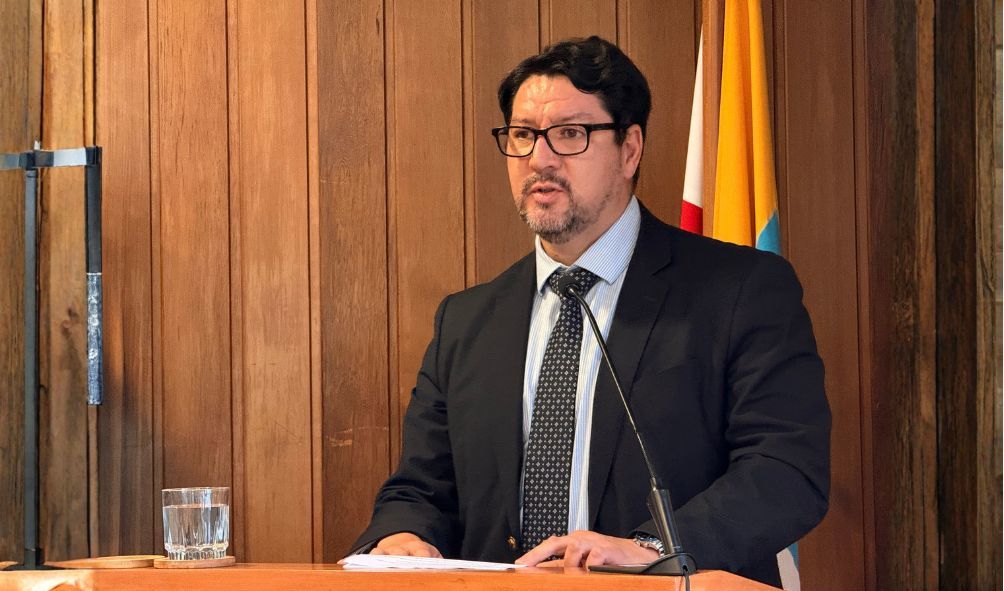 Nuevo libro analiza los desafíos de la Ley Marco de Autorizaciones Sectoriales