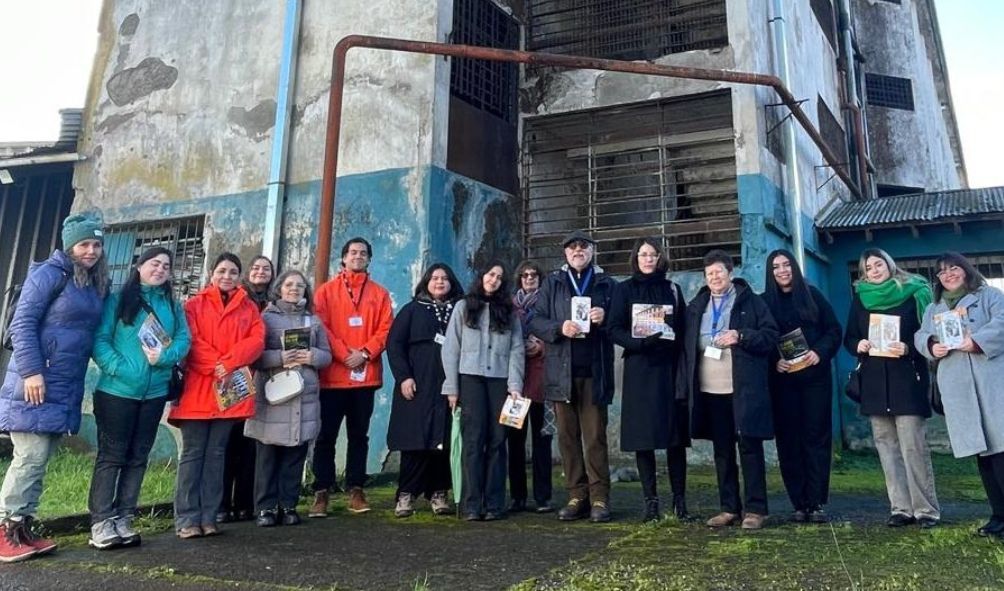 Estudiantes de Derecho UACh visitaron sitio de memoria excárcel de Isla Teja
