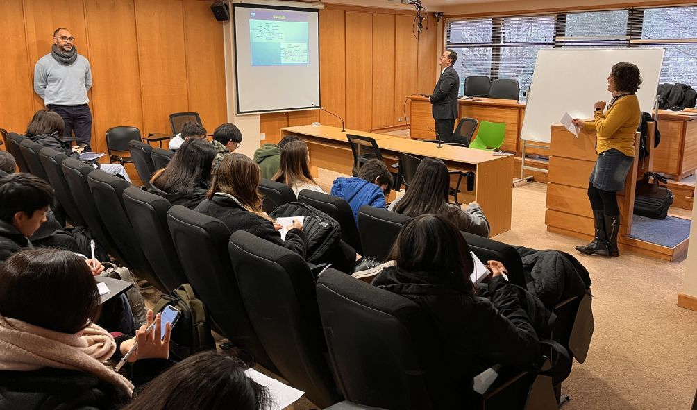 Estudiantes de Derecho participaron en taller dictado por funcionarios de la PDI en el marco del curso de análisis jurisprudencial