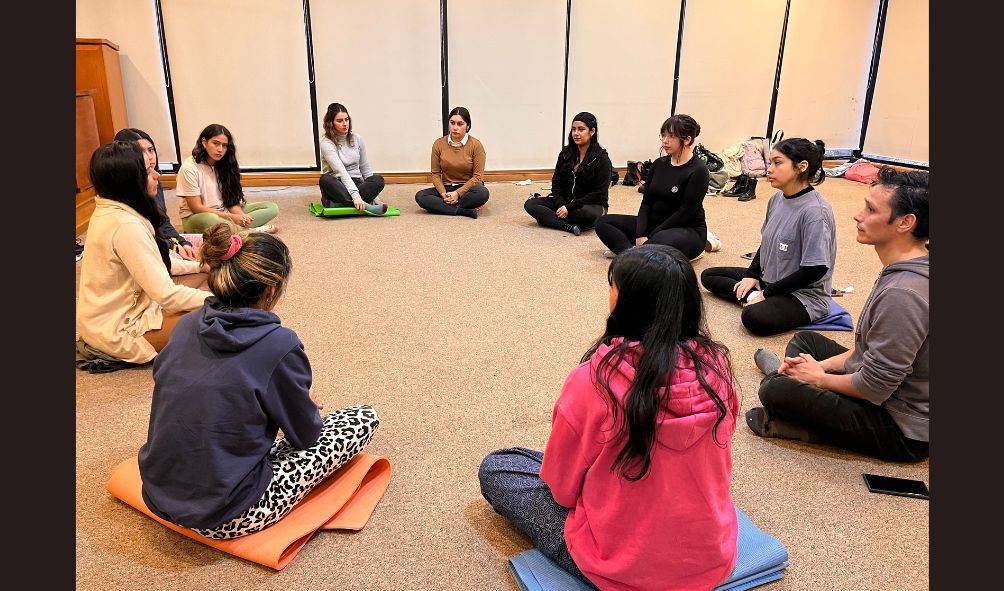 Gran interés concitó taller de yoga y mindfulness en estudiantes de Derecho